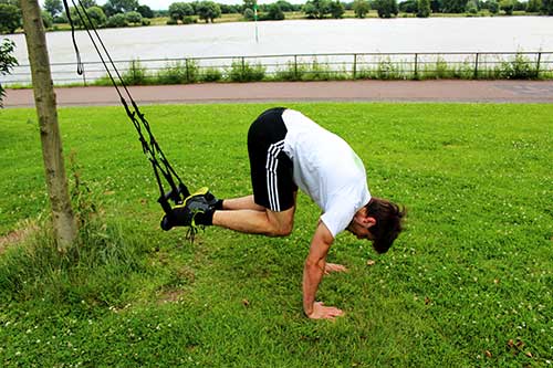 Bauchmuskeln trainieren mit Sling Trainer - Recrunch mit Liegestütz - Push up Position