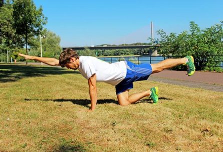 Übungen bei akuten Rückenschmerzen - Übungen bei Rückenbeschwerden - Diagonales Arm und Bein anheben aus dem Vierfüßlerstand