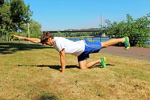 Übungen bei Rückenbeschwerden - Diagonales Arm und Beinheben aus dem Vierfüßlerstand