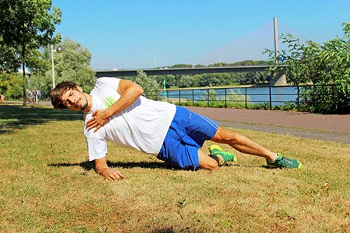Übungen bei Rückenbeschwerden - Seitstütz für Einsteiger - Seitliche Planke