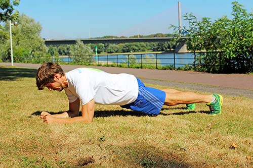 Übungen bei Rückenbeschwerden - Unterarmstütz - Planke